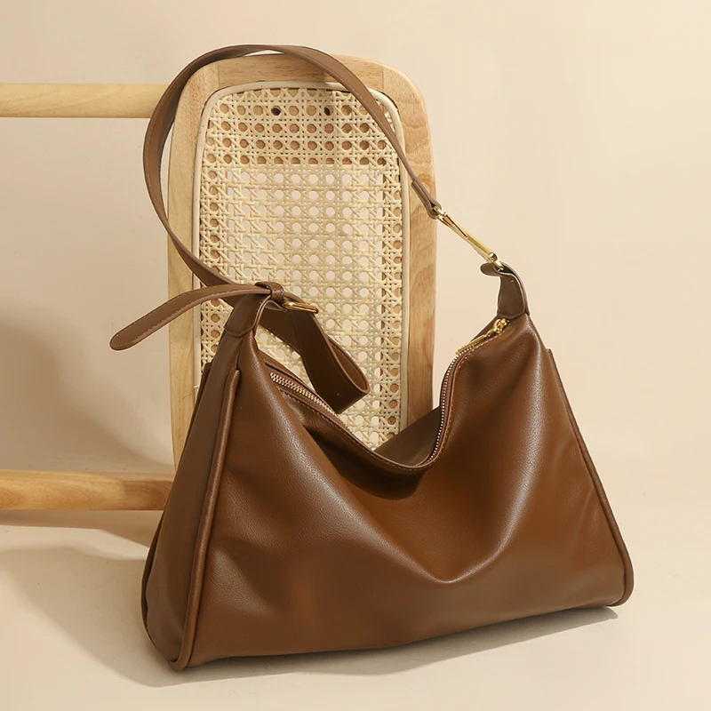 2023 Модерна дамска чанта Проста чанта през рамо от изкуствена кожа Дамска лятна универсална ежедневна чанта Тенденция Луксозна дамска чанта . ' - ' . 0
